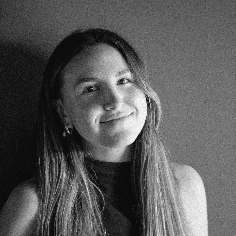 Angelito trabajando en cerámica